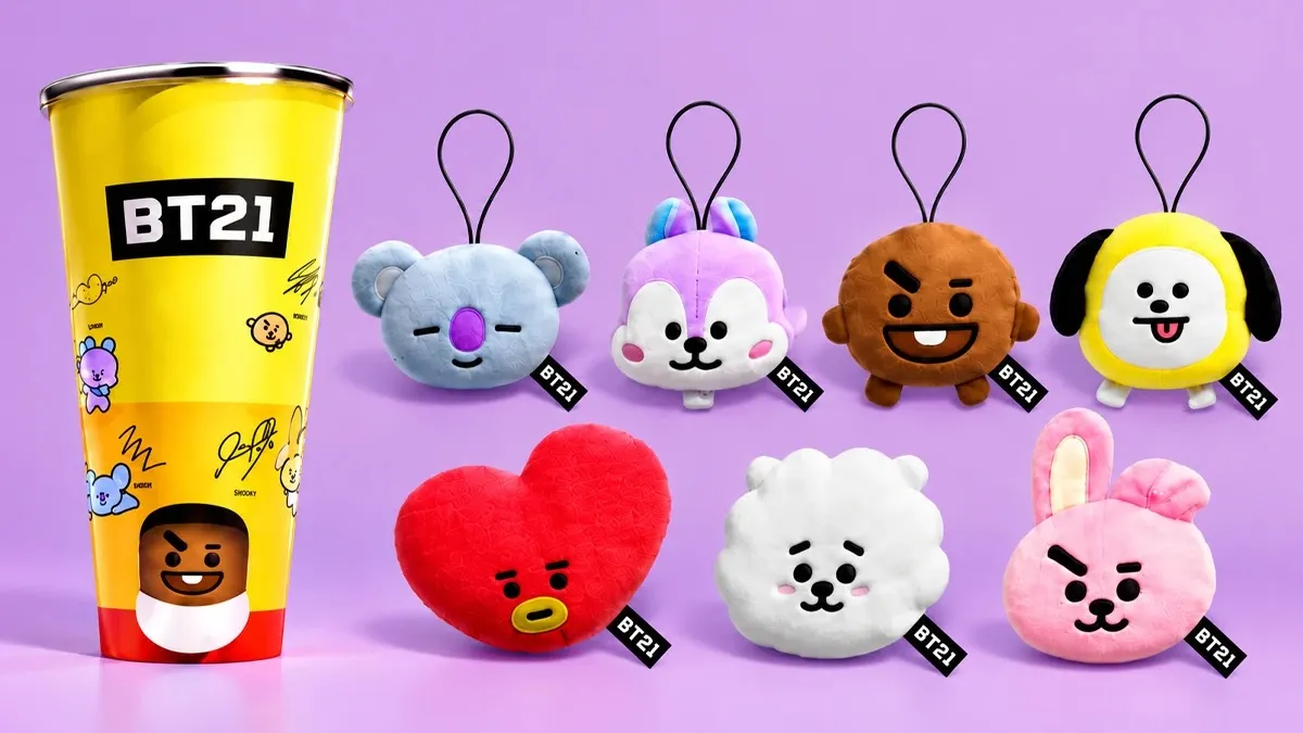 As sete pelúcias-chaveiro do BT21 ao lado do copo MiniMark amarelo da Cinemark